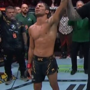 Alexandre Pantoja Instagram - 🇧🇷: O cinturão continua com o Brasil. Nas minhas mãos
🇺🇲: The belt still with Brazil. In my hands.

#ufc301 #ufc