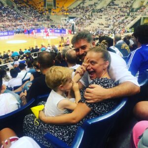 Alexandros Bourdoumis Instagram - Ήμουν 11 ετών όταν πρωτοείδα από κοντά τον τεραστιο #νικοςγκαλης στο Ευρωπαϊκό του 87’.Η συγκίνηση μου μεγάλη τώρα με τη γυναίκα μου @lenakidrs  και τον γιο μας #αναστάσης να καμαρώνουμε την καινούργια Εθνική μας ομάδα και τον εξωπραγματικό @giannis_an34 
Μακάρι η ζωή σου γιε μου να είναι γεμάτη έντονες εμπειρίες και μνήμες!!!
#μπάσκετ @hellenicbf #friendlymatch #experience