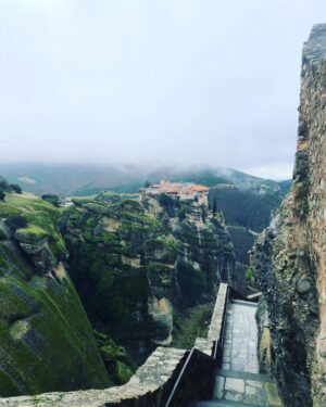 Alexandros Bourdoumis Instagram - Αν θέλεις να λέγεσαι άνθρωπος
δεν θα πάψεις ούτε στιγμή ν΄αγωνίζεσαι για την ειρήνη και
για το δίκαιο.

Θα βγείς στους δρόμους, θα φωνάξεις, τα χείλια σου θα
ματώσουν απ΄τις φωνές
το πρόσωπό σου θα ματώσει από τις σφαίρες – μα ούτε βήμα πίσω.

Κάθε κραυγή σου μια πετριά στα τζάμια των πολεμοκάπηλων
Κάθε χειρονομία σου σα να γκρεμίζει την αδικία.Και πρόσεξε: μη ξεχαστείς ούτε στιγμή.

Έτσι λίγο να θυμηθείς τα παιδικά σου χρόνια
αφήνεις χιλιάδες παιδιά να κομματιάζονται την ώρα που παίζουν ανύποπτα στις
πολιτείες
μια στιγμή αν κοιτάξεις το ηλιοβασίλεμα
αύριο οι άνθρωποι θα χάνουνται στη νύχτα του πολέμου
έτσι και σταματήσεις μια στιγμή να ονειρευτείς
εκατομμύρια ανθρώπινα όνειρα θα γίνουν στάχτη κάτω από τις οβίδες.

Δεν έχεις καιρό
δεν έχεις καιρό για τον εαυτό σου
αν θέλεις να λέγεσαι άνθρωπος. 

#γιαννηςριτσος #meteora #roadtrip @grand_meteora_hotel 🙏