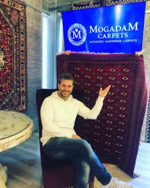 Alexandros Bourdoumis Instagram - GIVE AWAY GIVE AWAY GIVE AWAY. 

Μάρτης,γδάρτης!Ο @achilleas_mogadam και η @mogadam_carpets σας κάνει δώρο ένα εξαιρετικής ποιότητας χειροποίητο περσικό χαλί  Torkaman, ολομαλλο, αξίας 1.500€!!!
Ο διαγωνισμός θα λήξει τη Δευτέρα 21/3.
•Κάντε like στο post
•Follow @mogadam_carpets 
•Tag 2 φίλους σας