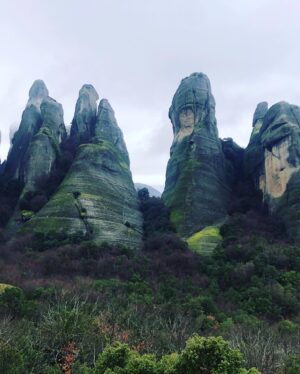 Alexandros Bourdoumis Instagram - Αν θέλεις να λέγεσαι άνθρωπος
δεν θα πάψεις ούτε στιγμή ν΄αγωνίζεσαι για την ειρήνη και
για το δίκαιο.

Θα βγείς στους δρόμους, θα φωνάξεις, τα χείλια σου θα
ματώσουν απ΄τις φωνές
το πρόσωπό σου θα ματώσει από τις σφαίρες – μα ούτε βήμα πίσω.

Κάθε κραυγή σου μια πετριά στα τζάμια των πολεμοκάπηλων
Κάθε χειρονομία σου σα να γκρεμίζει την αδικία.Και πρόσεξε: μη ξεχαστείς ούτε στιγμή.

Έτσι λίγο να θυμηθείς τα παιδικά σου χρόνια
αφήνεις χιλιάδες παιδιά να κομματιάζονται την ώρα που παίζουν ανύποπτα στις
πολιτείες
μια στιγμή αν κοιτάξεις το ηλιοβασίλεμα
αύριο οι άνθρωποι θα χάνουνται στη νύχτα του πολέμου
έτσι και σταματήσεις μια στιγμή να ονειρευτείς
εκατομμύρια ανθρώπινα όνειρα θα γίνουν στάχτη κάτω από τις οβίδες.

Δεν έχεις καιρό
δεν έχεις καιρό για τον εαυτό σου
αν θέλεις να λέγεσαι άνθρωπος. 

#γιαννηςριτσος #meteora #roadtrip @grand_meteora_hotel 🙏