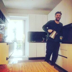 Alexandros Bourdoumis Instagram - Καλή Κυριακή!Είθε να μπορουμε ακόμα να χαμογελάμε μέσα σ’αυτη τη σκοτεινή περίοδο που διανύουμε!
Σ’ευχαριστώ @gruppo_cucine που ομορφαίνεις το σπίτι μας!
@lenakidrs 🌹
#μπουρδουμακι 🎈
Household appliances by @franke_greece