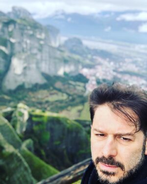 Alexandros Bourdoumis Instagram - Αν θέλεις να λέγεσαι άνθρωπος
δεν θα πάψεις ούτε στιγμή ν΄αγωνίζεσαι για την ειρήνη και
για το δίκαιο.

Θα βγείς στους δρόμους, θα φωνάξεις, τα χείλια σου θα
ματώσουν απ΄τις φωνές
το πρόσωπό σου θα ματώσει από τις σφαίρες – μα ούτε βήμα πίσω.

Κάθε κραυγή σου μια πετριά στα τζάμια των πολεμοκάπηλων
Κάθε χειρονομία σου σα να γκρεμίζει την αδικία.Και πρόσεξε: μη ξεχαστείς ούτε στιγμή.

Έτσι λίγο να θυμηθείς τα παιδικά σου χρόνια
αφήνεις χιλιάδες παιδιά να κομματιάζονται την ώρα που παίζουν ανύποπτα στις
πολιτείες
μια στιγμή αν κοιτάξεις το ηλιοβασίλεμα
αύριο οι άνθρωποι θα χάνουνται στη νύχτα του πολέμου
έτσι και σταματήσεις μια στιγμή να ονειρευτείς
εκατομμύρια ανθρώπινα όνειρα θα γίνουν στάχτη κάτω από τις οβίδες.

Δεν έχεις καιρό
δεν έχεις καιρό για τον εαυτό σου
αν θέλεις να λέγεσαι άνθρωπος. 

#γιαννηςριτσος #meteora #roadtrip @grand_meteora_hotel 🙏