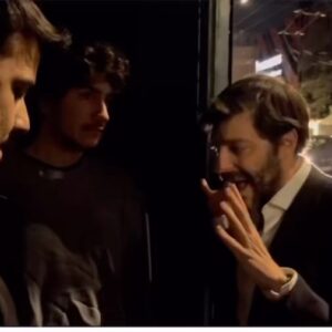Alexandros Bourdoumis Instagram - Ενημέρωση Σχετικά με την Επίσκεψη του Υφυπουργού Σύγχρονου Πολιτισμού στην Κατάληψη της Ανώτερης Σχολής Δραματικής Τέχνης του Εθνικού Θεάτρου

Το βράδυ της Πέμπτης 12 Ιανουαρίου λάβαμε ένα e-mail από τον Καλλιτεχνικό Διευθυντή του Εθνικού Θεάτρου, Γιάννη Μόσχο ότι πρόκειται σε μισή ώρα να μας επισκεφτεί ο Υφυπουργός Σύγχρονου Πολιτισμού, Νικόλαος Γιατρομανωλάκης. Ως συνέλευση αποφασίσαμε ότι δεν θα του επιτραπεί η είσοδος στην Κατειλημμένη Σχολή και ότι στην αιφνιδιαστική του επίσκεψη θα απαντήσουμε μόνο με τα έξι αιτήματα της κατάληψης μας, διαβάζοντας τα και ρωτώντας τον αν έχει έρθει με συγκεκριμένες απαντήσεις σχετικά με αυτά. Ακόμα, κάναμε ξεκάθαρο τον έντονο προβληματισμό μας για αυτή την αιφνίδια του επίσκεψη αφού δεν προσκληθήκαμε επίσημα σε συνάντηση μαζί του, ούτε εμείς αλλά ούτε και τα υπόλοιπα επαγγελματικά καλλιτεχνικά σωματεία ή οι φοιτητικοί σύλλογοι.Πάνω στα αιτήματα μας όχι μόνο δεν λάβαμε ξεκάθαρες απαντήσεις, αλλά μάλιστα έγινε προσπάθεια από μεριάς του να υποστηριχθεί ότι το υπάρχον Προεδρικό Διάταγμα δεν μας επηρεάζει. Συγκεκριμένα υποστηρίχθηκε ότι παρότι είμαστε (υποψήφιοι) πτυχιούχοι δεν πρέπει να μας αφορά κάποια ειδίκευση ή επαγγελματικός τίτλος αφού ως καλλιτέχνες περνάμε από οντισιόν στις οποίες δεν χρειάζεται πτυχίο.

Μετά από αυτή τη δήλωση είναι ξεκάθαρο ότι για την Πολιτεία δεν θεωρούμαστε επαγγελματίες που ο τίτλος σπουδών τους συνοδεύεται με την αντίστοιχη ειδίκευση, αλλά χομπίστες. Επομένως για το Υπουργείο είτε έχουμε τελειώσει Γυμνάσιο είτε έχουμε τελειώσει κάποια Ανωτέρα Καλλιτεχνική Σχολή εποπτευόμενη από το ΥΠΠΟΑ, θεωρούμαστε το ίδιο και το αυτό αφού περνάμε από οντισιόν.

Συμπληρωματικά, εκτός από τα αιτήματα της διαβάθμισης των πτυχίων μας, ο Υφυπουργός δεν έδωσε καμία ουσιαστική απάντηση σχετικά με τα αιτήματα μας για την παροχή σίτισης, στέγασης, φοιτητικών παροχών στις Ανώτερες Σχολές, την περαιτέρω στελέχωση των Κρατικών Σχολών και την δημιουργία Ανώτατων Σχολών Παραστατικών Τεχνών (και όχι την ανωτατοποίηση των ήδη υπαρχουσών κρατικών ή ιδιωτικών σχολών). 
@s.n.t.g.dramaschool #fightforyourdreams #fightforyourrights #μαζίσαςπαντού