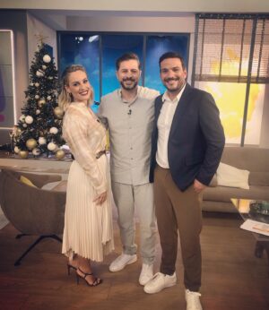 Alexandros Bourdoumis Instagram - Σήμερα στο @mega_kalimera με την @nonoram και τον @tsouroskostas μιλήσαμε για το θεατρο,τη ζωή,τις δυσκολίες στον πολιτισμό αυτή τη περίοδο που περνάει και πάνω απ’ολα για την αγάπη και το  φώς μέσα μας μέρα που είναι!Χρόνια πολλά σε όλους σας λουσμένα στα απέραντο φως!
Clothes by @parthenisofficial @orsaliaparthenis 
Grooming by @stauros_vafiadis @1900_the_barbershop