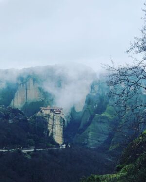 Alexandros Bourdoumis Instagram - Αν θέλεις να λέγεσαι άνθρωπος
δεν θα πάψεις ούτε στιγμή ν΄αγωνίζεσαι για την ειρήνη και
για το δίκαιο.

Θα βγείς στους δρόμους, θα φωνάξεις, τα χείλια σου θα
ματώσουν απ΄τις φωνές
το πρόσωπό σου θα ματώσει από τις σφαίρες – μα ούτε βήμα πίσω.

Κάθε κραυγή σου μια πετριά στα τζάμια των πολεμοκάπηλων
Κάθε χειρονομία σου σα να γκρεμίζει την αδικία.Και πρόσεξε: μη ξεχαστείς ούτε στιγμή.

Έτσι λίγο να θυμηθείς τα παιδικά σου χρόνια
αφήνεις χιλιάδες παιδιά να κομματιάζονται την ώρα που παίζουν ανύποπτα στις
πολιτείες
μια στιγμή αν κοιτάξεις το ηλιοβασίλεμα
αύριο οι άνθρωποι θα χάνουνται στη νύχτα του πολέμου
έτσι και σταματήσεις μια στιγμή να ονειρευτείς
εκατομμύρια ανθρώπινα όνειρα θα γίνουν στάχτη κάτω από τις οβίδες.

Δεν έχεις καιρό
δεν έχεις καιρό για τον εαυτό σου
αν θέλεις να λέγεσαι άνθρωπος. 

#γιαννηςριτσος #meteora #roadtrip @grand_meteora_hotel 🙏