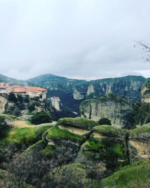 Alexandros Bourdoumis Instagram - Αν θέλεις να λέγεσαι άνθρωπος
δεν θα πάψεις ούτε στιγμή ν΄αγωνίζεσαι για την ειρήνη και
για το δίκαιο.

Θα βγείς στους δρόμους, θα φωνάξεις, τα χείλια σου θα
ματώσουν απ΄τις φωνές
το πρόσωπό σου θα ματώσει από τις σφαίρες – μα ούτε βήμα πίσω.

Κάθε κραυγή σου μια πετριά στα τζάμια των πολεμοκάπηλων
Κάθε χειρονομία σου σα να γκρεμίζει την αδικία.Και πρόσεξε: μη ξεχαστείς ούτε στιγμή.

Έτσι λίγο να θυμηθείς τα παιδικά σου χρόνια
αφήνεις χιλιάδες παιδιά να κομματιάζονται την ώρα που παίζουν ανύποπτα στις
πολιτείες
μια στιγμή αν κοιτάξεις το ηλιοβασίλεμα
αύριο οι άνθρωποι θα χάνουνται στη νύχτα του πολέμου
έτσι και σταματήσεις μια στιγμή να ονειρευτείς
εκατομμύρια ανθρώπινα όνειρα θα γίνουν στάχτη κάτω από τις οβίδες.

Δεν έχεις καιρό
δεν έχεις καιρό για τον εαυτό σου
αν θέλεις να λέγεσαι άνθρωπος. 

#γιαννηςριτσος #meteora #roadtrip @grand_meteora_hotel 🙏