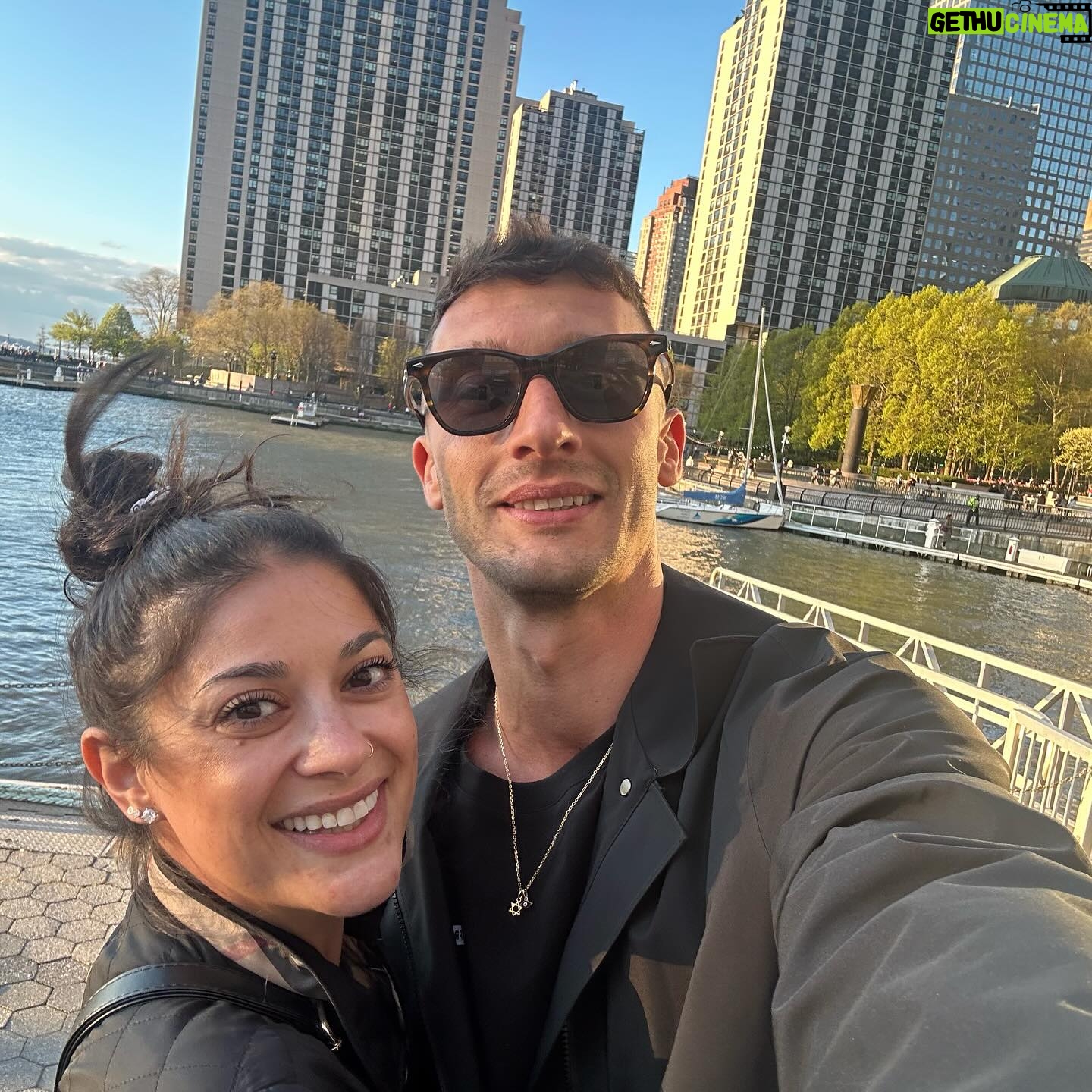 Alexei Brovarnik - 14.4K Likes - Looking at me looking at you. 🤍
#teambrovarnik #90dayfiance ##90dayfiancehappilyeverafter #lorenandalexeiafterthe90days #wonderwall