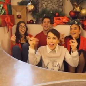 Alexia Instagram - C’è chi canta sotto la doccia e chi dentro la vasca! (Video ispirato a quello di Meghan Trainor) 

#christmas #christmassong #natale #myxmas #alexia #meghantrainor #madeyoulook
