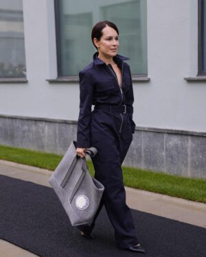 Alexia Instagram - #mfw @emporioarmani 

Total look 
@emporioarmani
Beauty by @armanibeauty
Make up Artist: @dodi_make_up
Hair stylist: @Grant_hairdresser
Styled by @marcodl82 And @candesolorzanoo