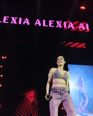 Alexia Instagram - E’ stato un onore e un’immensa emozione condividere questo palcoscenico con i miei amici del dee jay time ! In quanto unica quota rosa ho messo una cosina molto pink…

Vi ho sentiti carichissimi !!! Viva la dance !!! Viva noi e voi che ci divertiamo e vi facciamo divertire.... alla prossima....!

@brunoagostino  MAKE UP
@Beckybriph  PHOTO
@effe_a  PHOTO