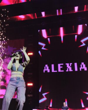 Alexia Instagram - E’ stato un onore e un’immensa emozione condividere questo palcoscenico con i miei amici del dee jay time ! In quanto unica quota rosa ho messo una cosina molto pink…

Vi ho sentiti carichissimi !!! Viva la dance !!! Viva noi e voi che ci divertiamo e vi facciamo divertire.... alla prossima....!

@brunoagostino  MAKE UP
@Beckybriph  PHOTO
@effe_a  PHOTO