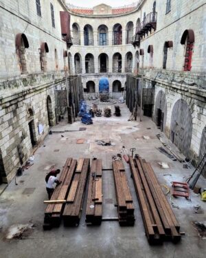 Alexia Laroche-Joubert Instagram - Rénovation de la passerelle du premier étage de #fortboyard qui implique aussi d’avoir refait la salle du trésor. Une très belle collaboration avec @ma_charente_maritime merci à eux pour ce chantier d’envergure