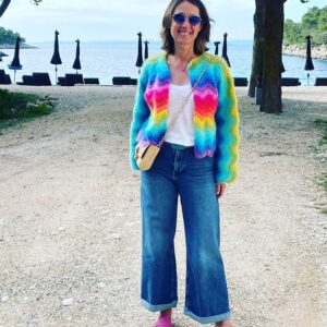 Alexia Laroche-Joubert Instagram - Ma tenue du soir, c’est le printemps et même un peu la gaypride 🌈