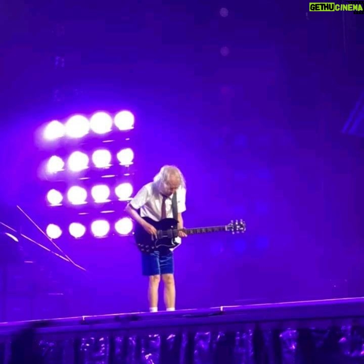 Alexis Ayala - 3 Likes - ACDC 🙌🏻🔥🇬🇧✨️
El mejor regalo que le pude dar al MR @alexisayala 🖤 y a mi también!
Hace unos meses me mando una foto de la gira de ACDC y me puso: -Mira, ya nunca los vi.... (es la última gira de ellos)
Perooooo No contaba con mi astucia y PUM lo sorprendí con los boletos, reservas, all inclusive, para que no hubiera ningún no puedo.✈️
TE AMO!
FÉLIZ CUMPLEAÑOS MUY ADELANTADO!!
#acdc #wembley #london