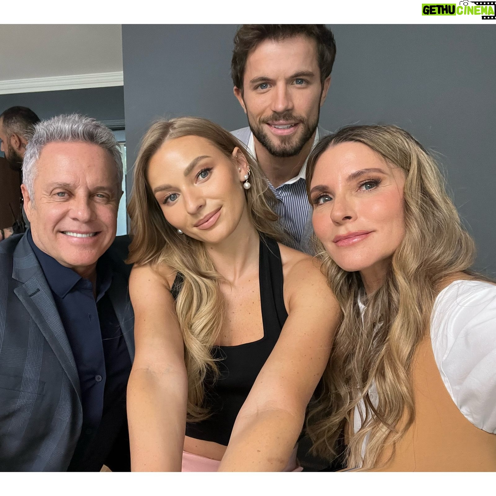 Alexis Ayala - 3 Likes - Una familia que a la vista es atractiva y llena de luz.
Soy #Rogeliofuenmayor
Mi esposa Amparo @issabelacamil
Nuestros hijos
Paula @irinabaeva
Manuel @fede_espejo
Y vivimos en
“La historia de Juana”
Junio 9:30 @canalestrellas
Producción @wstudiosoficial
Dirección @ocamporolando @manzoluis
Foto @ignachogonzalez @lgarciafoto
#entero #alexisayala #novela #teleserie #avivirbonito