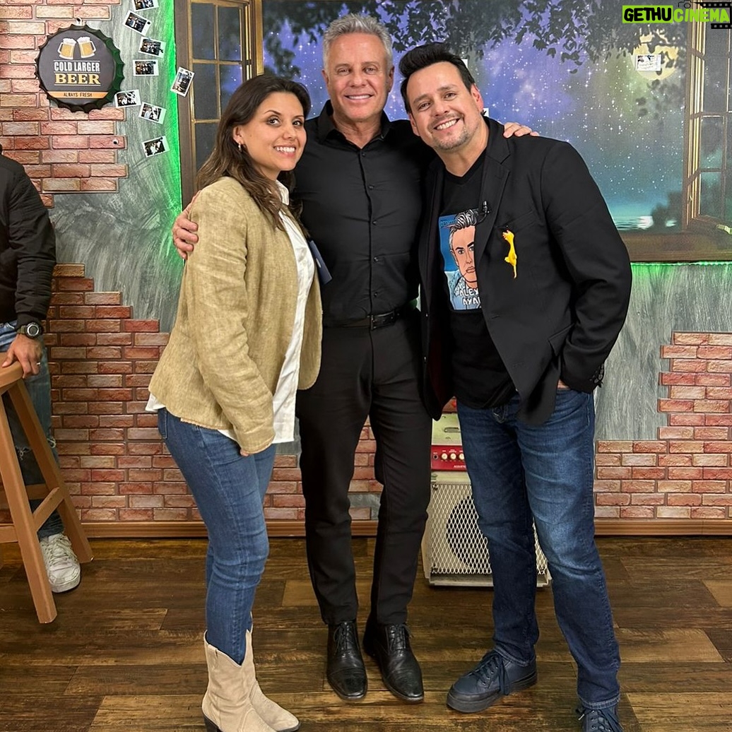 Alexis Ayala - 725 Likes - Episodio 18 con el mismísimo @alexisayala , amigo muy especial de hace años, gran ser humano, fuerte, constante y consciente, siempre con un consejo que te ayuda a ver la vida de otra manera 🫶
Agradezco infinitamente la oportunidad de poder platicar, comer y convivir en este espacio y también agradezco la oportunidad que me da cada uno de ustedes para entrar cada martes a sus hogares.
Si quieres conocer mas sobre mi queridísimo Alexis Ayala te invito a ver el EP18 de #EsteEsMiDesmoder en YouTube 😎💥
Puedes encontrar el link en mi perfil 👆🏼
#RodrigoVidal #podshow #estreno