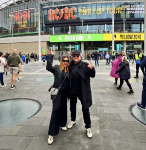 Alexis Ayala Instagram - ACDC 🙌🏻🔥🇬🇧✨️
El mejor regalo que le pude dar al MR @alexisayala 🖤 y a mi también! 
Hace unos meses me mando una foto de la gira de ACDC y me puso: -Mira, ya nunca los vi.... (es la última gira de ellos) 
Perooooo No contaba con mi astucia y PUM lo sorprendí con los boletos, reservas, all inclusive, para que no hubiera ningún no puedo.✈️
TE AMO! 
FÉLIZ CUMPLEAÑOS MUY ADELANTADO!!

#acdc #wembley #london