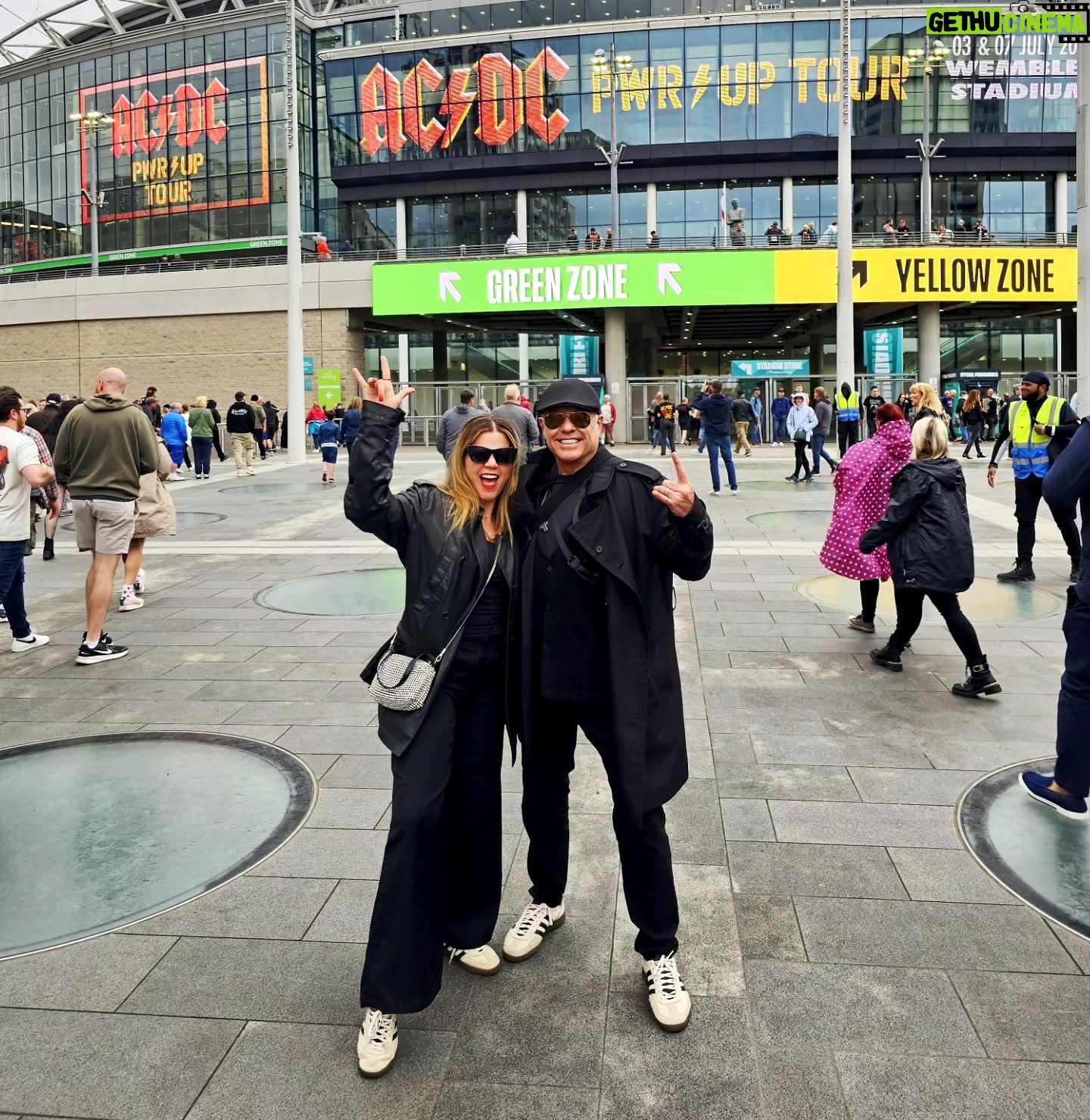 Alexis Ayala - 3 Likes - ACDC 🙌🏻🔥🇬🇧✨️
El mejor regalo que le pude dar al MR @alexisayala 🖤 y a mi también!
Hace unos meses me mando una foto de la gira de ACDC y me puso: -Mira, ya nunca los vi.... (es la última gira de ellos)
Perooooo No contaba con mi astucia y PUM lo sorprendí con los boletos, reservas, all inclusive, para que no hubiera ningún no puedo.✈️
TE AMO!
FÉLIZ CUMPLEAÑOS MUY ADELANTADO!!
#acdc #wembley #london