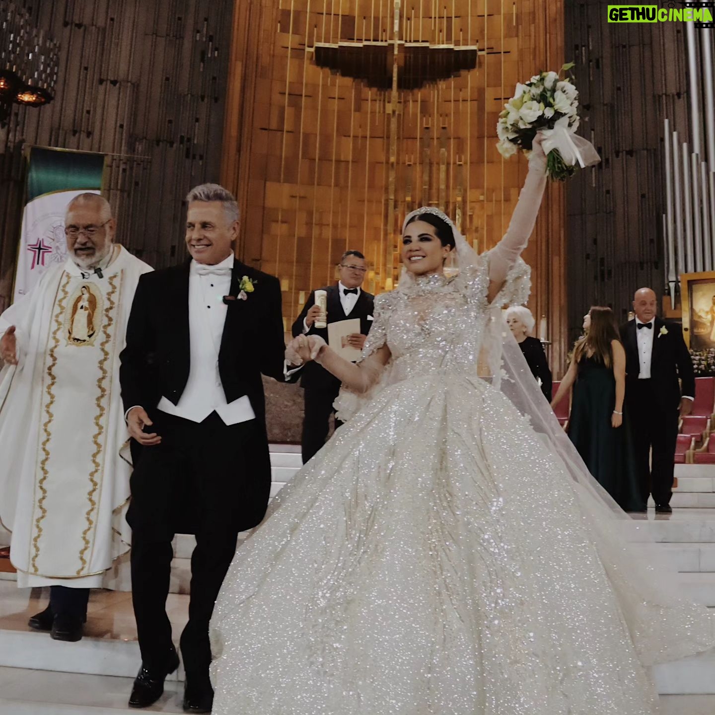 Alexis Ayala - 83.3K Likes - 3 / Noviembre / 2023
Y entonces llega EL DÍA MÁS BONITO que puedas vivir 👰🏻♀️🤵🏼
Nos elegimos llenos de amor, de esperanza, llenos de fé y con la bendición de Dios y la Virgen!!!
Esto es sólo el comienzo @alexisayala 🙏🏻🤍
#MR&BEAUTY