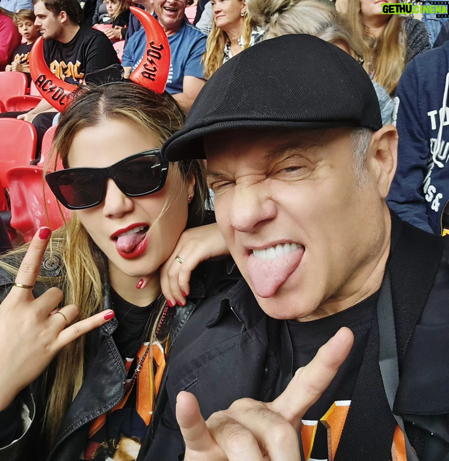 Alexis Ayala - 3 Likes - ACDC 🙌🏻🔥🇬🇧✨️
El mejor regalo que le pude dar al MR @alexisayala 🖤 y a mi también!
Hace unos meses me mando una foto de la gira de ACDC y me puso: -Mira, ya nunca los vi.... (es la última gira de ellos)
Perooooo No contaba con mi astucia y PUM lo sorprendí con los boletos, reservas, all inclusive, para que no hubiera ningún no puedo.✈️
TE AMO!
FÉLIZ CUMPLEAÑOS MUY ADELANTADO!!
#acdc #wembley #london
