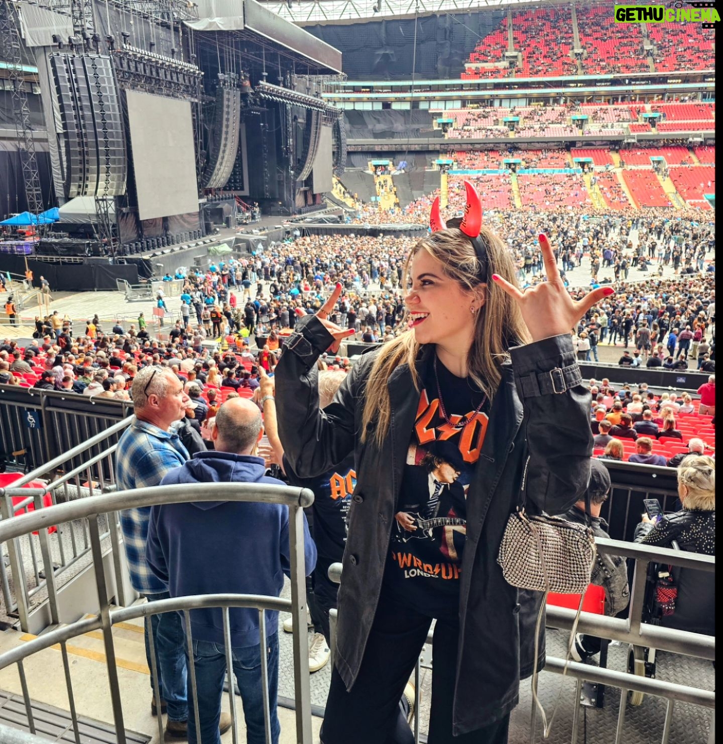 Alexis Ayala - 3 Likes - ACDC 🙌🏻🔥🇬🇧✨️
El mejor regalo que le pude dar al MR @alexisayala 🖤 y a mi también!
Hace unos meses me mando una foto de la gira de ACDC y me puso: -Mira, ya nunca los vi.... (es la última gira de ellos)
Perooooo No contaba con mi astucia y PUM lo sorprendí con los boletos, reservas, all inclusive, para que no hubiera ningún no puedo.✈️
TE AMO!
FÉLIZ CUMPLEAÑOS MUY ADELANTADO!!
#acdc #wembley #london
