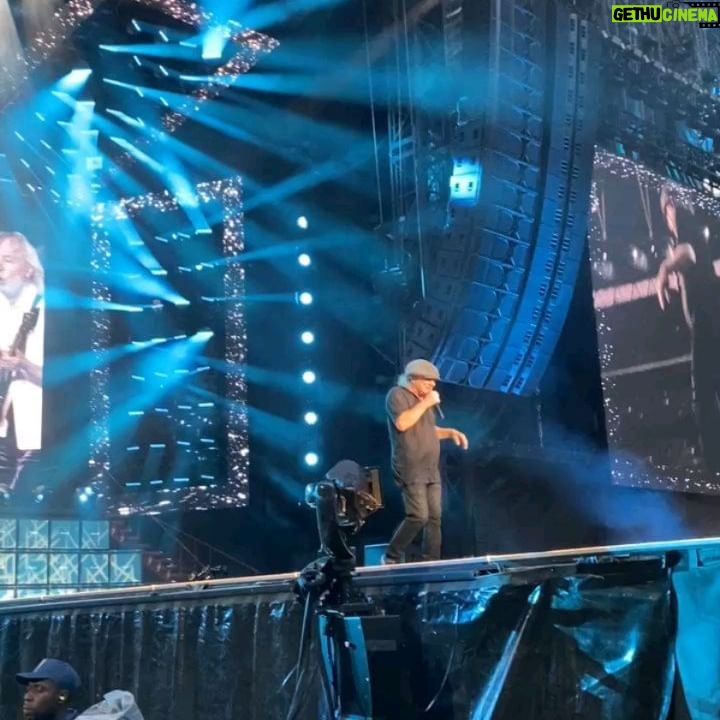 Alexis Ayala - 3 Likes - ACDC 🙌🏻🔥🇬🇧✨️
El mejor regalo que le pude dar al MR @alexisayala 🖤 y a mi también!
Hace unos meses me mando una foto de la gira de ACDC y me puso: -Mira, ya nunca los vi.... (es la última gira de ellos)
Perooooo No contaba con mi astucia y PUM lo sorprendí con los boletos, reservas, all inclusive, para que no hubiera ningún no puedo.✈️
TE AMO!
FÉLIZ CUMPLEAÑOS MUY ADELANTADO!!
#acdc #wembley #london