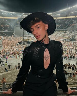 Alexis Furler Instagram - @ beyoncé was fun 🪩🐝