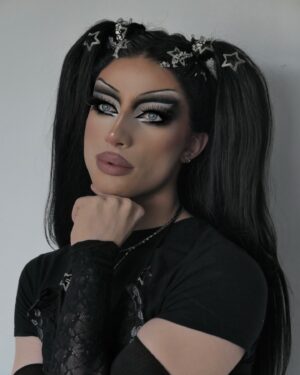 Alexis Furler Instagram - Lola lit dans l’au-delà, ma jolie Lola ⭐️

Nouveau look un petit peu Y2K, nouvelle perruque coiffée par mes petites mains. 🥰
J’espère que ce look vous plaît ! 😘

#drag #dragqueen #babydrag
