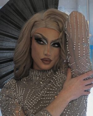 Alexis Furler Instagram - you could’nt save me but you can’t let me go 👀

#babydrag #dragqueen #makeup