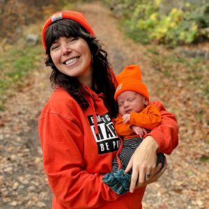 Alexis Krauss Instagram - wishes do come true 🎃

#orangehat

thank you @noralatorreofficial for our little wish ✨