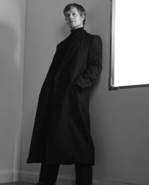 Alfie Allen Instagram - For @behindtheblinds 

Photographed by @zebdaemen ❤️💪❤️💪

Styling by @millermode
Grooming by @nadiaaltinbas
Set @joshstovell
Photo assistant @jacksnell

@badmickey ❤️❤️❤️