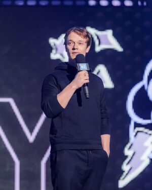 Alfie Allen Instagram - I’m so grateful to be given the opportunity to speak at WE Day on behalf of the @wemovement charity focusing on mental health issues and fostering a community to support that. Children and educators had served their communities in many different ways to be able to attend, so the atmosphere was incredible. It’s inspiring to meet so many young people who want to see change in the world and are actively working towards that. To be given a space to speak openly and relate to others about the issues that have affected my life is something I do not take for granted and the power of making personal connections through listening and speaking to others should never be underestimated. Speak up, speak out and know that you are not alone. ❤️❤️❤️ 📸 by @vitoamati