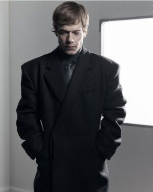 Alfie Allen Instagram - For @behindtheblinds 

Photographed by @zebdaemen ❤️💪❤️💪

Styling by @millermode
Grooming by @nadiaaltinbas
Set @joshstovell
Photo assistant @jacksnell

@badmickey ❤️❤️❤️