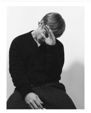 Alfie Allen Instagram - For @behindtheblinds 

Photographed by @zebdaemen ❤️💪❤️💪

Styling by @millermode
Grooming by @nadiaaltinbas
Set @joshstovell
Photo assistant @jacksnell

@badmickey ❤️❤️❤️
