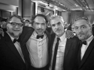 Alfonso Cuarón Instagram - Con unos meseros celebrando a Alejandro y el Chivo por su Oscar por CARNE Y ARENA.  With some waiters celebrating Alejandro and Chivo their Oscar for CARNE Y ARENA.
