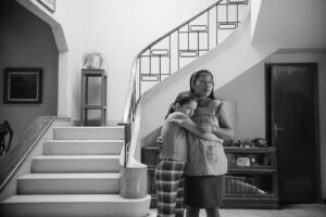 Alfonso Cuarón Instagram - Protegiendo a Sofi
Protecting Sofi

Photo by @carlossomonte 
@romacuaron 
#ROMACuarón