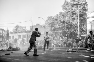 Alfonso Cuarón Instagram - ‪EL Reportero‬
‪The Reporter ‬ ‪Photo by @carlossomonte 
@romacuaron ‪#ROMACuarón ‬