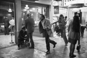 Alfonso Cuarón Instagram - Jugando a Bonnie and Clyde
Playing Bonnie and Clyde

Photo by @carlossomonte 
@romacuaron 
#ROMACuarón