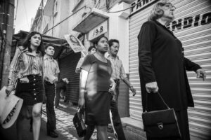 Alfonso Cuarón Instagram - De compras
Going shopping

Photo by @carlossomonte 
@romacuaron 
#ROMACuarón