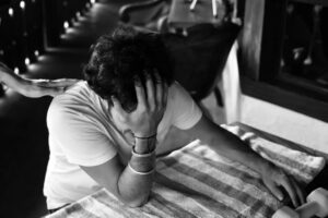 Alfonso Dosal Instagram - Serie fotográfica ✨SER HUMANO✨PT2 
*ALFONSO DOSAL* 🫶🏽

“Buscamos, insistimos en las metas y olvidamos los procesos, somos cambio, la suma de todo, alegría y dolor, tristeza. Sin enaltecerlo, sin regodearnos, sin aferrarnos, pero sintiéndolo, viviéndolo, la vida es lo que nos pasa, somos la vida, pero también somos nada. Y lo que nos pasa tampoco nos define, al menos como un todo, porque somos eso que transita y el momento en que sucede, lo que sea que suceda y luego cambia y volvemos abrazarnos como algo que no sabíamos que podíamos ser; no hay definitivos, no sirven las etiquetas, no hay tal seguridad, deja que el camino te sorprenda, aunque duela, aunque te rompa, aunque espante, son instantes que a veces se sentirán eternos y algunas ni nos daremos cuenta, son finitos, somos finitos. Ser humano pareciera un todo, pero nos movemos por instantes y nos define la nada. Que bello y liberador ser nada, baila, baila, respira, ríe, vuelve a bailar y llora, llora, llora” @dosal 
.
.
.
.
.
.
.
.
.
.
#serhumano #dosal #canonmexicana #fotografia #documental
