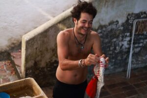 Alfonso Dosal Instagram - Serie fotográfica ✨SER HUMANO✨PT1.1 
*ALFONSO DOSAL* 🫶🏽
“Rituales”
@dosal 

La maldición o bendición de un fotografx es ver más allá del lente. Lo que más me llena de la fotografía es la conexión para lograr una fotografía que transmita y cuente una historia. Hace unos meses revisando mis discos duros me di cuenta de lo afortunada que he sido de compartir y conectar con gente maravillosa y muy interesante. Entre ellxs actrices, actores, músicos, atletas, etc. Muchxs de ellxs se han convertido en grandes amigos y con esta serie quiero compartir el lado humano que he visto en ellxs. Será una oportunidad de dejar entrar en la intimidad de una “celebridad” cuando estamos acostumbrados a verles perfectos e inalcanzables. Soñamos con tener su vida y nos olvidamos que son tan humanos como nosotrxs. Viven con tristezas, frustraciones, decepciones, pérdidas, cansancio, alegrías… “Ser Humano” es una serie personal y vulnerable hecha con mucho amor que tiene  la intención de VER y SENTIR por medio de fotografías como nuestros “ídolos” son tan perfectos e imperfectos como nosotrxs. 
.
.
.
.
.
.
.
#seriefotografica #canonmexicana #actriz #vulnerabilidad #fotografíadocumental