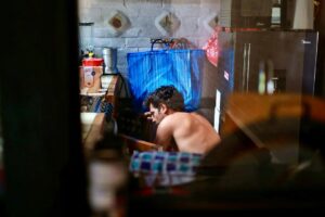 Alfonso Dosal Instagram - Serie fotográfica ✨SER HUMANO✨PT1.1 
*ALFONSO DOSAL* 🫶🏽
“Rituales”
@dosal 

La maldición o bendición de un fotografx es ver más allá del lente. Lo que más me llena de la fotografía es la conexión para lograr una fotografía que transmita y cuente una historia. Hace unos meses revisando mis discos duros me di cuenta de lo afortunada que he sido de compartir y conectar con gente maravillosa y muy interesante. Entre ellxs actrices, actores, músicos, atletas, etc. Muchxs de ellxs se han convertido en grandes amigos y con esta serie quiero compartir el lado humano que he visto en ellxs. Será una oportunidad de dejar entrar en la intimidad de una “celebridad” cuando estamos acostumbrados a verles perfectos e inalcanzables. Soñamos con tener su vida y nos olvidamos que son tan humanos como nosotrxs. Viven con tristezas, frustraciones, decepciones, pérdidas, cansancio, alegrías… “Ser Humano” es una serie personal y vulnerable hecha con mucho amor que tiene  la intención de VER y SENTIR por medio de fotografías como nuestros “ídolos” son tan perfectos e imperfectos como nosotrxs. 
.
.
.
.
.
.
.
#seriefotografica #canonmexicana #actriz #vulnerabilidad #fotografíadocumental