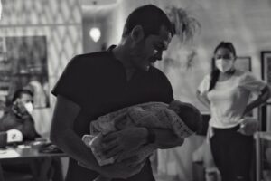 Alfonso Dosal Instagram - Hoy se estrena #HUESERA de @mgarzacervera en todas las salas del país @cinepolisdistribucion @disruptivafilms @machetecine 
Fotos alucinantes de @itzel.photographer
@paulinaprimera @edher_campos 🖤🦴