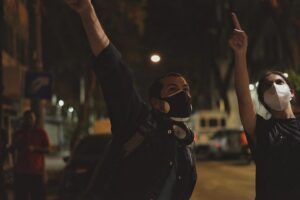 Alfonso Dosal Instagram - Hoy se estrena #HUESERA de @mgarzacervera en todas las salas del país @cinepolisdistribucion @disruptivafilms @machetecine 
Fotos alucinantes de @itzel.photographer
@paulinaprimera @edher_campos 🖤🦴