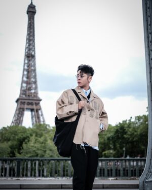 Alfred Hui Instagram - 【 但不可抗力 怎可能控制 】
/
這幾天在巴黎百感交集
因為好久沒有到過歐洲
有好地方想去重溫遊歷
但身體卻非常的不爭氣
/
離開了才發現有些地方
我竟然忘記了要去到訪
不過也大概是太不舒服
咳到氣管也差不多壞掉
/
還有無盡咁多啲的濃痰
讓我想起你上次來巴黎
其實身體也是帶著不適
差啲想賴呢個地方不好
/
不過其實是自己太貪心
想做多啲沒給自己時間
身體產生警號說過勞了
在巴黎的行程變成休養
/
身體健康的重要性太大
健康真係從來都是選擇
不到你強來用意志克服
不可抗力就怎可能控制
/
#自許紀錄 於 抱恙巴黎
@alf_records