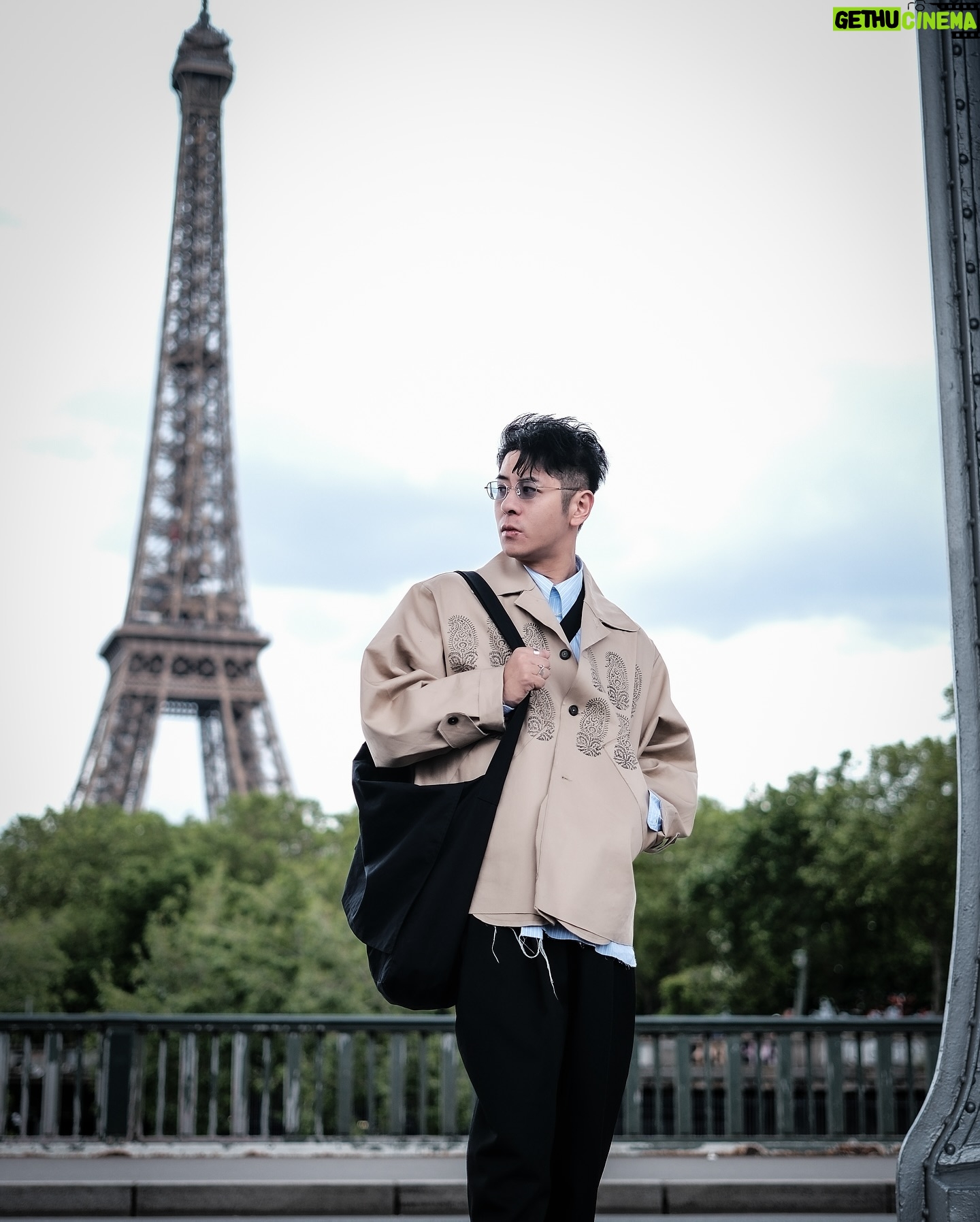 Alfred Hui - 4.1K Likes - 【 但不可抗力 怎可能控制 】
/
這幾天在巴黎百感交集
因為好久沒有到過歐洲
有好地方想去重溫遊歷
但身體卻非常的不爭氣
/
離開了才發現有些地方
我竟然忘記了要去到訪
不過也大概是太不舒服
咳到氣管也差不多壞掉
/
還有無盡咁多啲的濃痰
讓我想起你上次來巴黎
其實身體也是帶著不適
差啲想賴呢個地方不好
/
不過其實是自己太貪心
想做多啲沒給自己時間
身體產生警號說過勞了
在巴黎的行程變成休養
/
身體健康的重要性太大
健康真係從來都是選擇
不到你強來用意志克服
不可抗力就怎可能控制
/
#自許紀錄 於 抱恙巴黎
@alf_records
