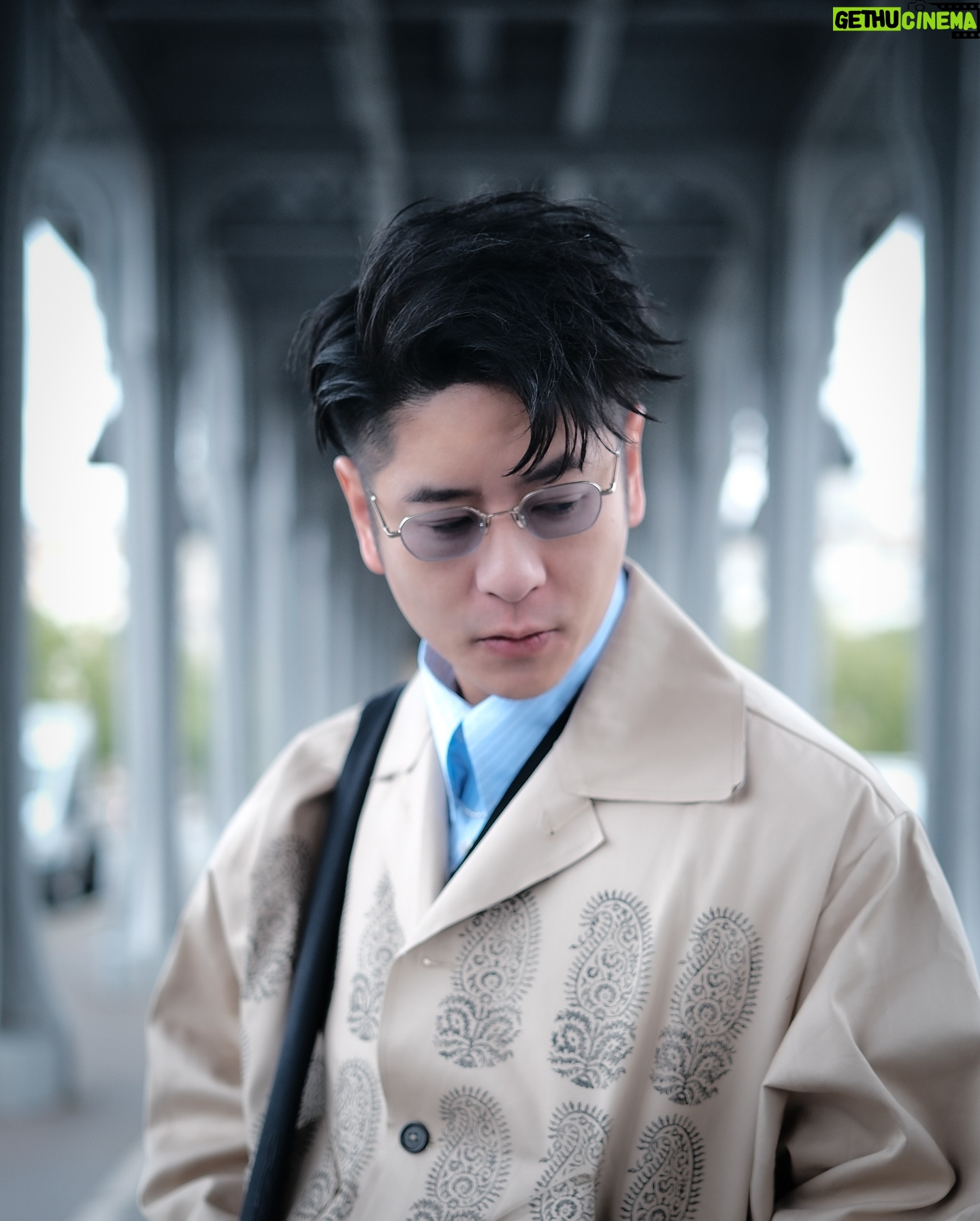 Alfred Hui - 4.1K Likes - 【 但不可抗力 怎可能控制 】
/
這幾天在巴黎百感交集
因為好久沒有到過歐洲
有好地方想去重溫遊歷
但身體卻非常的不爭氣
/
離開了才發現有些地方
我竟然忘記了要去到訪
不過也大概是太不舒服
咳到氣管也差不多壞掉
/
還有無盡咁多啲的濃痰
讓我想起你上次來巴黎
其實身體也是帶著不適
差啲想賴呢個地方不好
/
不過其實是自己太貪心
想做多啲沒給自己時間
身體產生警號說過勞了
在巴黎的行程變成休養
/
身體健康的重要性太大
健康真係從來都是選擇
不到你強來用意志克服
不可抗力就怎可能控制
/
#自許紀錄 於 抱恙巴黎
@alf_records