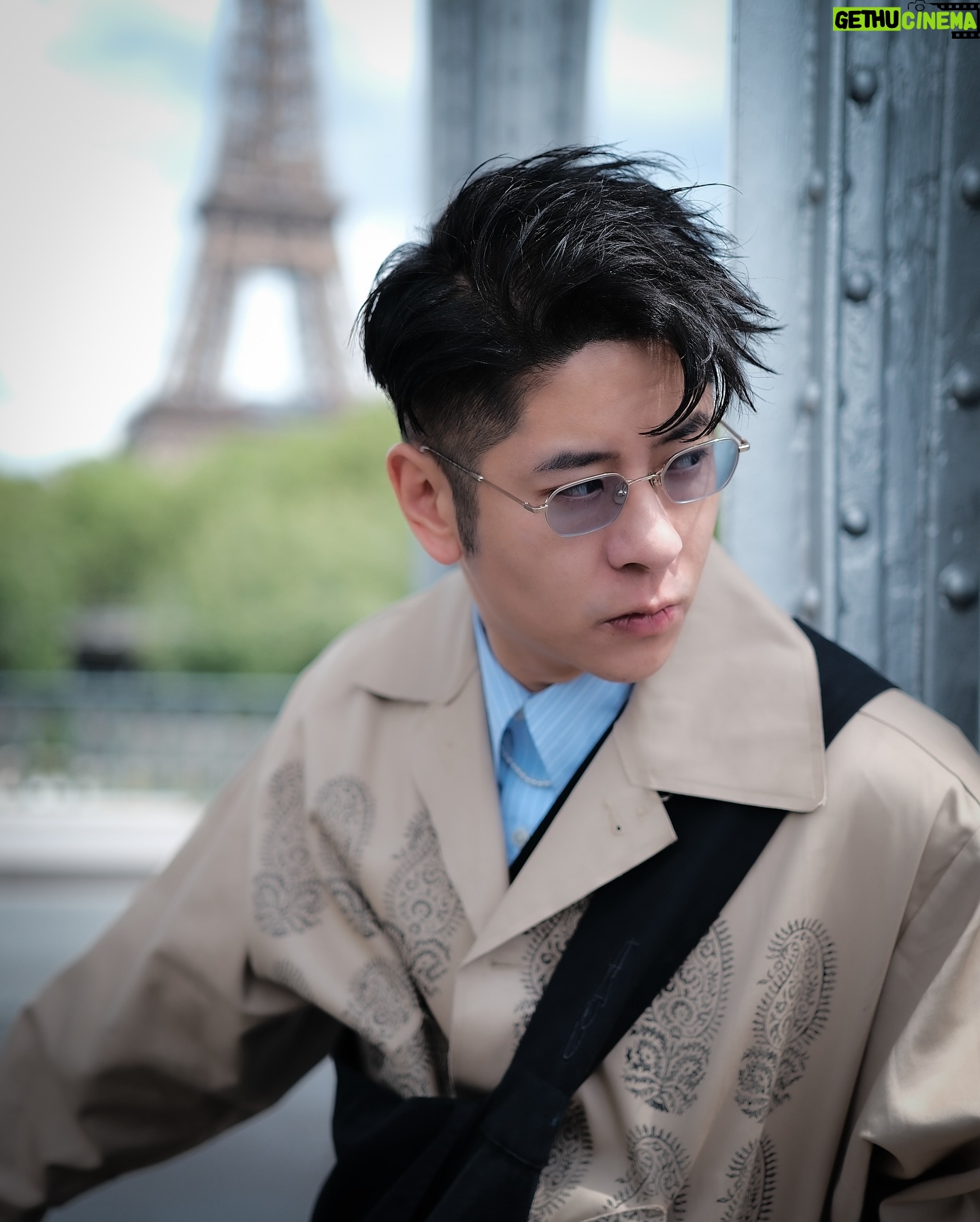 Alfred Hui - 4.1K Likes - 【 但不可抗力 怎可能控制 】
/
這幾天在巴黎百感交集
因為好久沒有到過歐洲
有好地方想去重溫遊歷
但身體卻非常的不爭氣
/
離開了才發現有些地方
我竟然忘記了要去到訪
不過也大概是太不舒服
咳到氣管也差不多壞掉
/
還有無盡咁多啲的濃痰
讓我想起你上次來巴黎
其實身體也是帶著不適
差啲想賴呢個地方不好
/
不過其實是自己太貪心
想做多啲沒給自己時間
身體產生警號說過勞了
在巴黎的行程變成休養
/
身體健康的重要性太大
健康真係從來都是選擇
不到你強來用意志克服
不可抗力就怎可能控制
/
#自許紀錄 於 抱恙巴黎
@alf_records