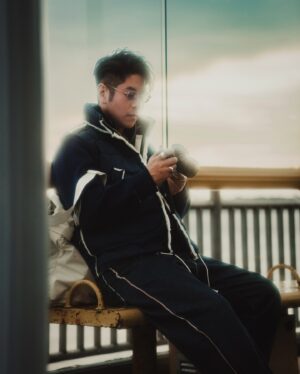 Alfred Hui Instagram - 【 好久沒有連載兩個帖文 】
/
謝謝大家在昨天帖文留言鼓勵
（ 而我唔知點解會用帖文一詞 ）
也謝謝大家會私訊關心慰問我
雖然其實也沒有太大的愁善感
/
只是我覺得在這個網絡世界上
那一種快上快落刷點擊追速度
我其實真的覺得留在腦海的事
慢慢越來越少越來越不懂珍惜
/
這些文字當然有想過怎麼去寫
但也真的沒有要寫中流量密碼
好好的跟你們分享好好的記錄
記下自己存在這世代這刻感受
/
就算變成了流量密碼百萬點擊
其實過兩天後也不會有記憶點
與其渾渾噩噩麻麻木木的渡日
不如好好翻閱這陣子做過的事
/
我錄製了一首我很滿意的歌曲
填了份我自己都喜出望外的詞
剛剛去了一趟不可多得的旅程
記錄了好多美好成為日後回憶
/
我其實沒有什麼必須完成的事
有些目標訂得太遙遠不太實際
倒不如每日做好一些小小的事
把這些小確幸變成日後的習慣
/
#自許紀錄 的 隨筆記錄 part 2
@alf_records 
/
📷 ｜ @dominic_hhm